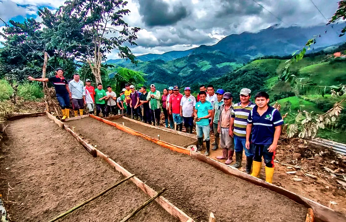 The Chito harvest crew on the drying patio at Yacuri
