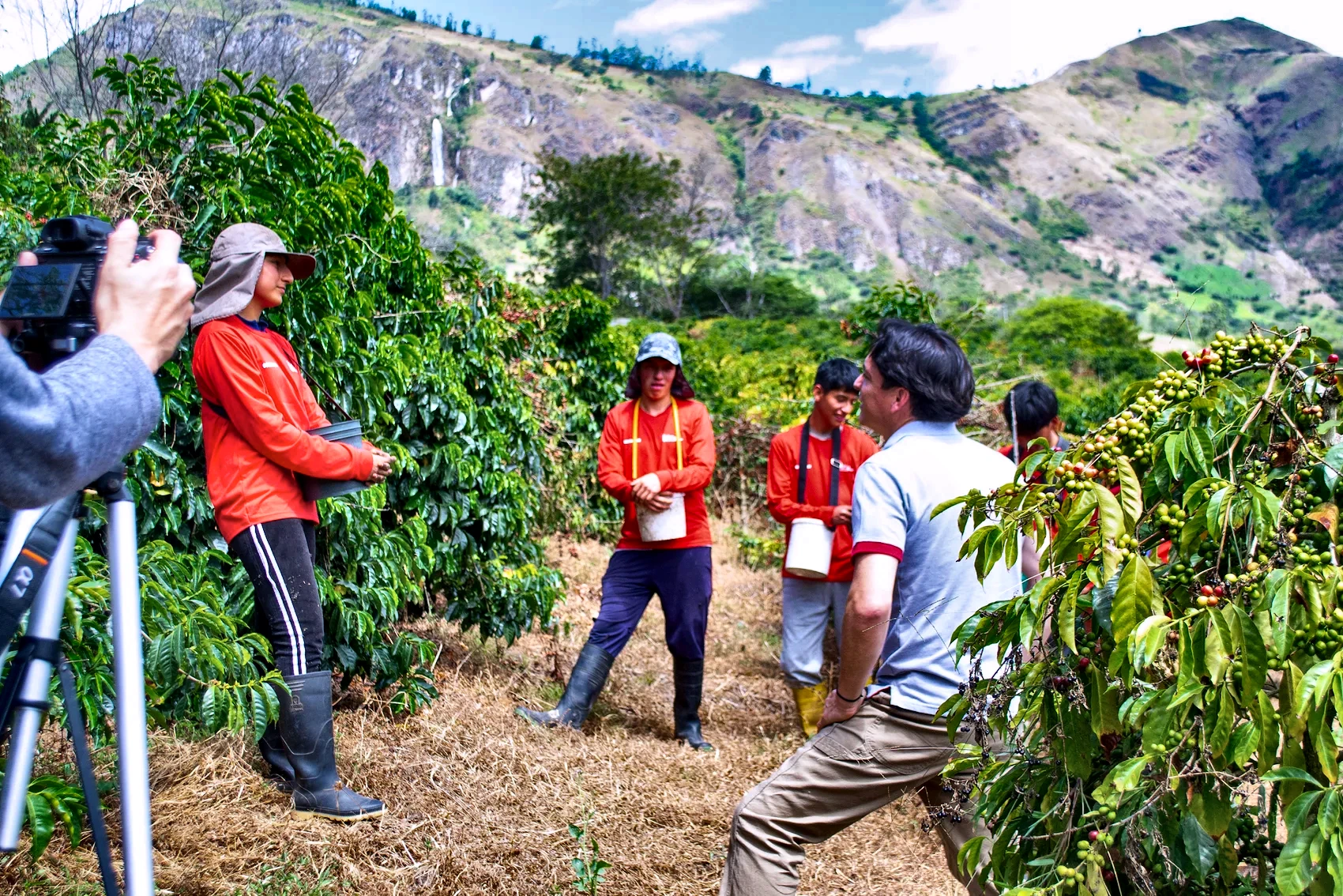 CafExporto staff training the next generation of producers in the field